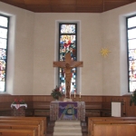 Kirche Bernloch Kreuz und Fenster