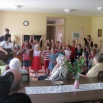 Kindertreff singt in der Seniorenwohnanlage